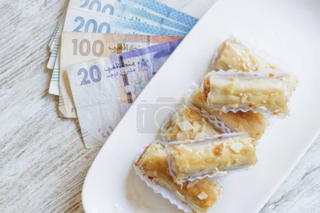 Placa con pasta morisca en billetes dirham marroquíes.