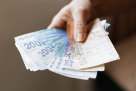 Hand hält marokkanische Banknoten, offizielle Dirham-Währung Marokkos