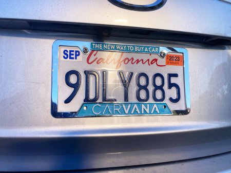 Téléchargez les photos : Cadre de plaque d'immatriculation Carvana avec plaque d'immatriculation du véhicule californien sur le pare-chocs d'un véhicule. Ferme là. - Californie, USA - 2022 - en image libre de droit