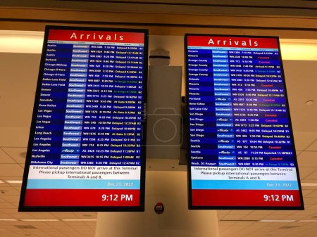 Foto de La tarjeta de información del horario de llegada al aeropuerto muestra vuelos retrasados o cancelados en el aeropuerto internacional de San José. - San José, California, EE.UU. - 23 de diciembre de 2022 - Imagen libre de derechos