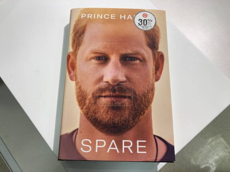 Foto de Spare, book by Prince Harry with 30 percent discount tag. - California, USA - January, 2023 - Imagen libre de derechos