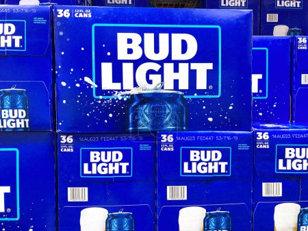 Foto de Bud Light Beer 36 paquetes de latas de cerveza exhiben en la tienda de comestibles. - EE.UU. - 2023 - Imagen libre de derechos