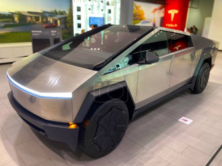 Foto de Vista frontal de Tesla Cybertruck futurista con diseño angular en exhibición en una sala de exposición. - San José, California, EE.UU. - 21 de noviembre de 2023 - Imagen libre de derechos