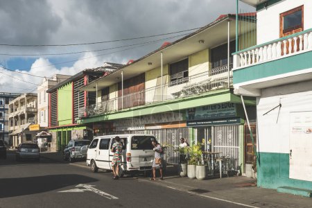 Foto de Dominica, Roseau - 12 de noviembre de 2022: Calle con restaurantes y tiendas en la capital Dominica, Roseau - Imagen libre de derechos