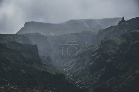 Téléchargez les photos : Vue spectaculaire du paysage incroyable en Islande tout en trekking célèbre sentier Laugavegur - en image libre de droit