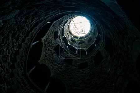 Foto de Interior de la pared de piedra desde abajo con apertura al exterior en Sintra, Portugal - Imagen libre de derechos