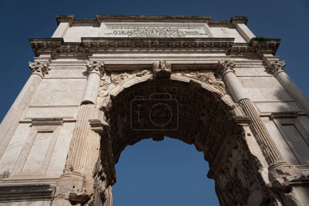 Téléchargez les photos : Arc de Titus dans la Via Sacra près du Forum Romain à Rome, Italie. Monument en pierre - en image libre de droit