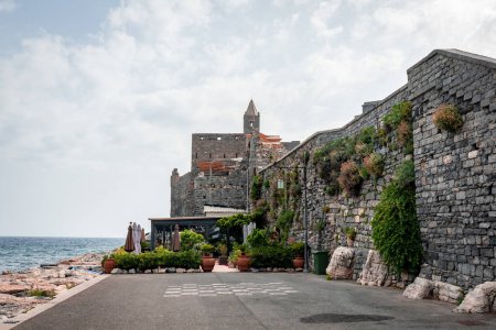 Téléchargez les photos : Eglise Catholique Romaine San Pietro vue sur la colline de Portovenere, province de La Spezia, Italie - en image libre de droit