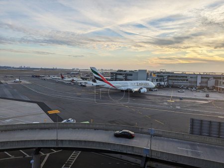 Téléchargez les photos : New York - États-Unis - 10 janvier 2024 : Airbus A380-800 d'Emirates Airlines à l'aéroport international John F Kennedy - en image libre de droit