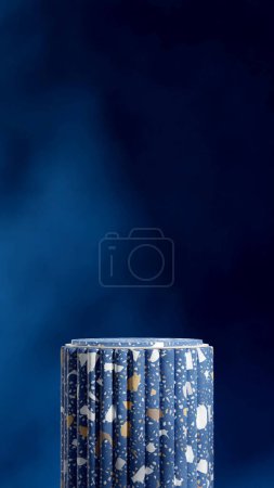 blaues Terrazzo strukturiertes Podium im Portrait dunkelblauer Wandhintergrund, 3D-Rendering-Blank-Attrappe