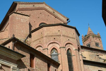 Foto de La basílica de Santa Maria dei Servi se encuentra en Siena y se encuentra en la colina con vistas a Valdimontone, en Piazza Manzoni. - Imagen libre de derechos