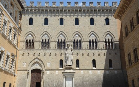 Téléchargez les photos : Le Palazzo Salimbeni est un bâtiment historique de Sienne, siège de la Banca Monte dei Paschi di Siena. Palazzo Tantucci, Palazzo Spannocchi et la statue de Sallustio Bandini décorer Piazza Salimbeni. - en image libre de droit
