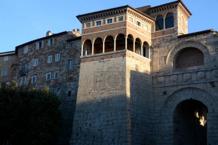 Foto de El Arco Etrusco o Augusto es una de las siete puertas de las murallas etruscas de Perugia. Fue construido en la segunda mitad del siglo III a.C.. - Imagen libre de derechos