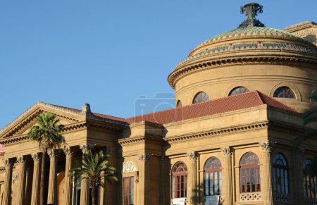 Foto de El Teatro Massimo Vittorio Emanuele, más conocido como Teatro Massimo, en Palermo es el edificio de ópera más grande de Italia, y uno de los más grandes de Europa. - Imagen libre de derechos
