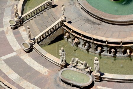 Foto de Piazza Pretoria, también conocida como Piazza della Vergogna, se encuentra en el distrito de Kalsa, cerca del Quattro Canti. En el centro, la fuente de Pretoria que fue construida en 1554. - Imagen libre de derechos