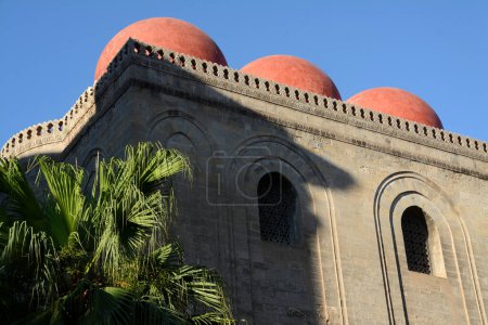 Foto de Las cúpulas rojas de la iglesia de San Cataldo en la arquitectura bizantina y árabe-normanda cerca de la Martorana en Piazza Bellini y Palermo skyline - Imagen libre de derechos