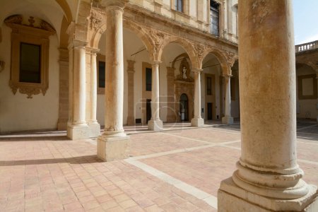 Téléchargez les photos : The Jesuit college in Mazara  with the cloister and the church of Sant'Ignazio is an important complex located in Piazza Plebiscito in the historic center of the city - en image libre de droit