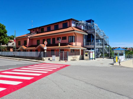 Téléchargez les photos : Bâtiment scolaire moderne en Italie avec des infrastructures adéquates et la sécurité des piétons - en image libre de droit
