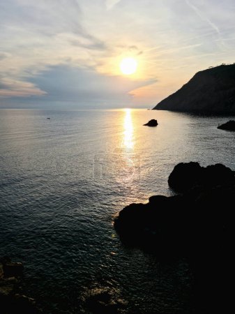 Téléchargez les photos : Magnifique vue sur la mer des Cinque Terre dans le tronçon entre Riomaggiore et Portovenere. - en image libre de droit