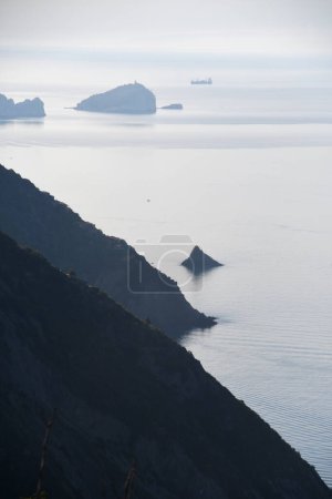 Téléchargez les photos : Le charme des Cinque Terre à l'aube avec les pentes des Apennins surplombant la mer - en image libre de droit