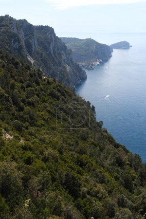 Téléchargez les photos : Magnifique vue sur la mer des Cinque Terre dans le tronçon entre Riomaggiore et Portovenere. - en image libre de droit
