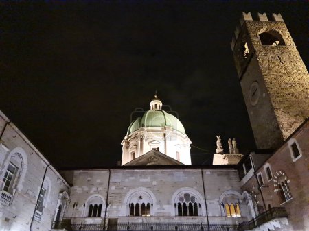 Téléchargez les photos : Brescia est une belle ville lombard où la cathédrale est la cathédrale de Santa Maria Assunta sur la place Paolo VI pape. - en image libre de droit