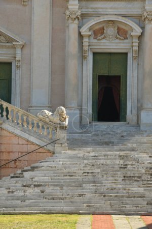Téléchargez les photos : La basilique de Santo Stefano a Lavagna est un chef-d'œuvre de marbre, balustrades, escaliers, cimetières et lions parmi les maisons sombres colorées de Piazza Marconi - en image libre de droit
