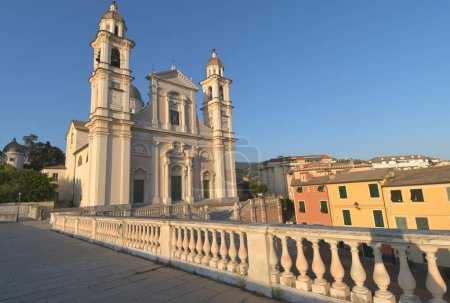 Téléchargez les photos : La basilique de Santo Stefano a Lavagna est un chef-d'œuvre de marbre, balustrades, escaliers, cimetières et lions parmi les maisons sombres colorées de Piazza Marconi - en image libre de droit