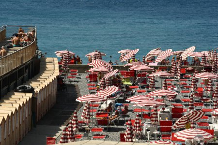 Téléchargez les photos : Corso Italia est l'élégant front de mer qui depuis le centre de Gênes Foce atteint le quartier d'Albaro et le village balnéaire de Boccadasse le long des plages et des établissements balnéaires. - en image libre de droit