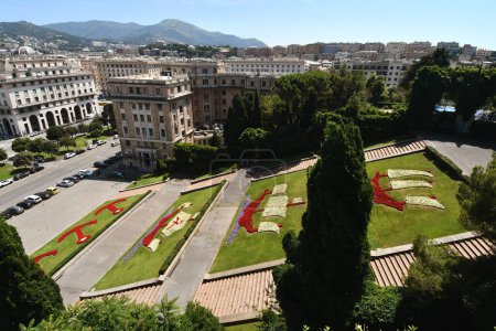 Elegantes palacios en la zona de Brignole de Génova y en la Plaza de la Victoria con el Arco de la Victoria y la Plaza de los Tres Caravelos.