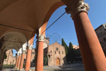 Foto de Piazza Santo Stefano es una conocida y pintoresca plaza de Bolonia con la Basílica de Santo Stefano que consta de siete iglesias de San Petronio. - Imagen libre de derechos