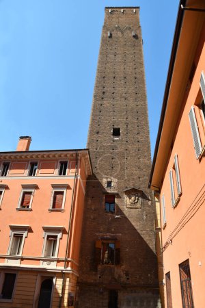 Foto de Las torres de Bolonia son estructuras con funciones tanto militares como aristocráticas de origen medieval; la Torre Asinelli, la Torre Garisenda y la Torre Azzoguidi son famosas. - Imagen libre de derechos