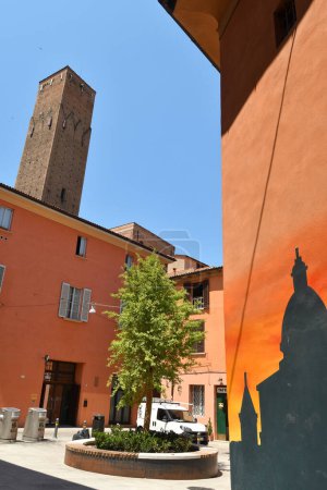 Foto de Las torres de Bolonia son estructuras con funciones tanto militares como aristocráticas de origen medieval; la Torre Asinelli, la Torre Garisenda y la Torre Azzoguidi son famosas. - Imagen libre de derechos