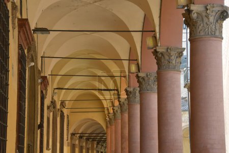 Bologne est célèbre pour être la ville des arcades. Elles sont belles, très rouges, avec de magnifiques chapiteaux et de beaux planchers de sable ancien..
