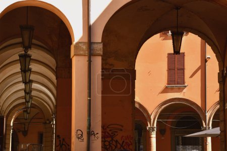 Bolonia es famosa por ser la ciudad de las arcadas. Son hermosas, de color muy rojo, con capiteles maravillosos y hermosos pisos de arena antigua.
