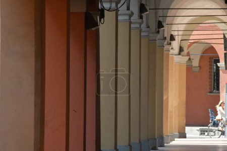 Bologna ist berühmt dafür, die Stadt der Arkaden zu sein. Sie sind wunderschön, sehr rot gefärbt, mit wunderbaren Kapitellen und schönen Fußböden aus altem Splitt.