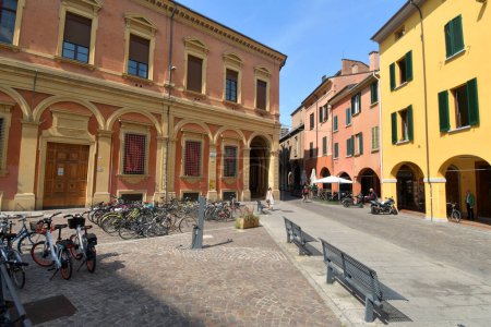 Bologna is full of picturesque, brightly colored buildings, especially red ones. In fact, Bologna is the red city in whose streets full of arcades one walks pleasantly.
