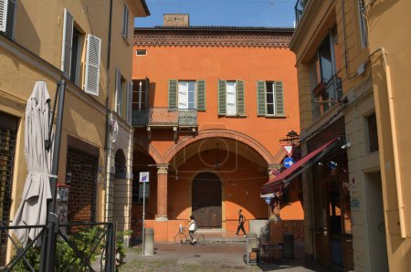 Bologna is full of picturesque, brightly colored buildings, especially red ones. In fact, Bologna is the red city in whose streets full of arcades one walks pleasantly.