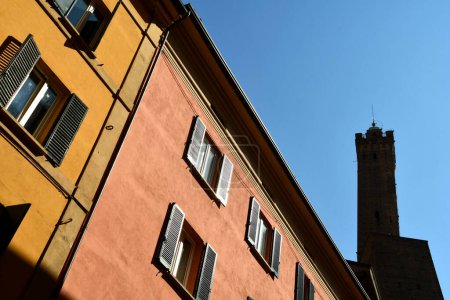Bologna ist voller malerischer, farbenfroher, vor allem roter Gebäude. Tatsächlich ist Bologna die rote Stadt, in deren Straßen man voller Arkaden gemütlich spazieren geht..
