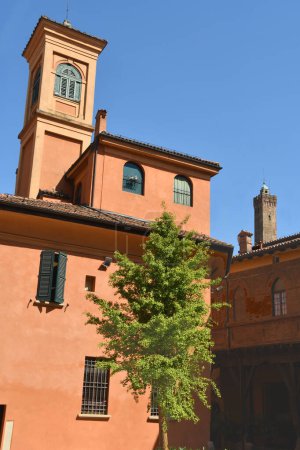 Bologna ist voller malerischer, farbenfroher, vor allem roter Gebäude. Tatsächlich ist Bologna die rote Stadt, in deren Straßen man voller Arkaden gemütlich spazieren geht..