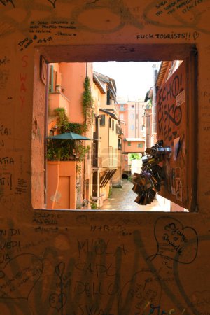 Bolonia está llena de pintorescos edificios de colores brillantes, especialmente los rojos. De hecho, Bolonia es la ciudad roja en cuyas calles llenas de arcadas se camina agradablemente.