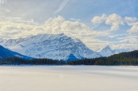 Paysage hivernal au-dessus du lac Kananaskis supérieur recouvert de neige Vers le mont Lyautey, Alberta Canada
