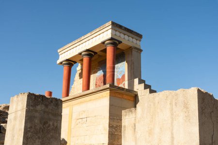 Téléchargez les photos : Knossos, Héraklion, Crète, Grèce - 21 septembre 2023 - Les ruines reconstruites du bastion ouest du palais Knossos au soleil du matin. - en image libre de droit