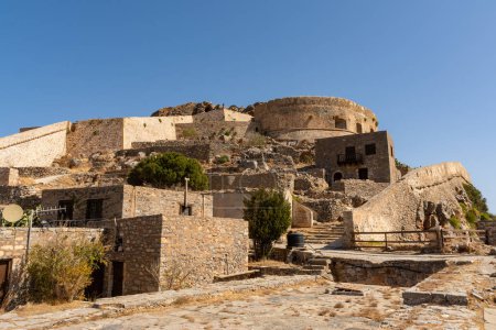 Foto de Detalles arquitectónicos y vistas desde la isla Spinalonga, Creta, Grecia. - Imagen libre de derechos
