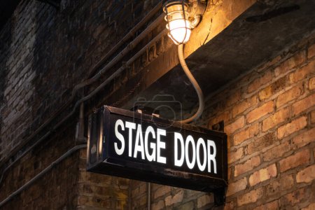 Foto de Cartel de la puerta del escenario iluminado vintage en un callejón oscuro y sucio en la ciudad de Chicago, Illinois, Estados Unidos - Imagen libre de derechos