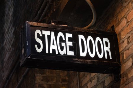 Cartel de la puerta del escenario iluminado vintage en un callejón oscuro y sucio en la ciudad de Chicago, Illinois, Estados Unidos