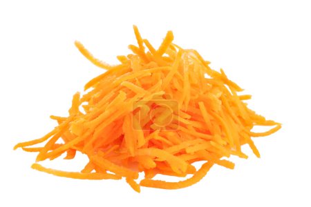 Téléchargez les photos : Les carottes fraîches râpées sont isolées sur un fond blanc. - en image libre de droit
