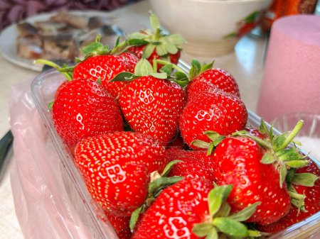 Lebendige Nahaufnahme von frischen, saftigen Erdbeeren mit detaillierter Textur, die natürliche Lebendigkeit und Frische zur Geltung bringen.