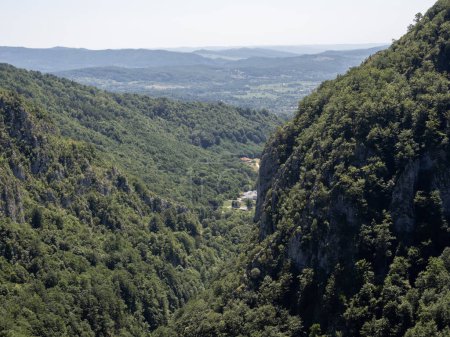 Téléchargez les photos : Vue de la gorge Oltet depuis Outlaw Surah, Baia de Fier, Gorj, Roumanie - en image libre de droit