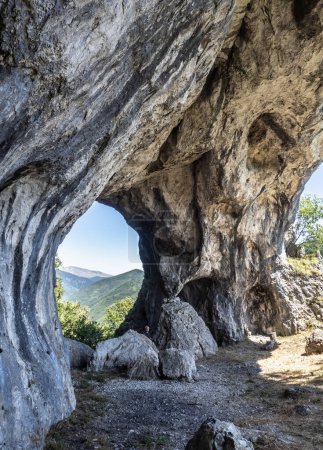 Téléchargez les photos : Baia de Fier, Gorj, Roumanie 8 août 2023 : L'immense arche de la sourate hors-la-loi, dans les gorges d'Oltet, Gorj, Roumanie - en image libre de droit